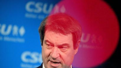 Bild: Peter Kneffel/dpa
Markus Söder, CSU-Parteivorsitzender und bayerischer Ministerpräsident, gibt vor Beginn der Videokonferenz des CSU-Vorstands ein Statement ab.