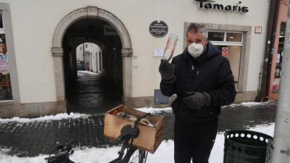 Bild: uz
Magere Ausbeute. Nur diese einzige Flasche findet Uwe Bösl an diesem Tag in den Müllkörben.