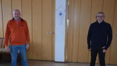 Bild: jr
Seit 2014 führt Andreas Dreßel (rechts) den ATS Mitterteich als Vorsitzender, Kassier ist Peter Haibach. Der 340 Mitglieder zählende Traditionsverein hätte im vergangenen Jahr eigentlich 110-jähriges Bestehen feiern können, doch das war coronabedingt nicht möglich.