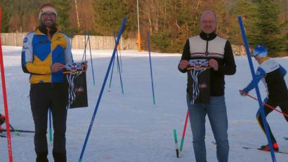 Bild: jpl
Sportwart Langlauf Christoph Reger und Schulleiter Alexander Köstler (von links) bei der Übergabe der Schlauchtücher des Deutschen Skiverbandes für die jungen Sportler in Schule und Verein. Dadurch soll die Kooperation auch für andere sichtbar nach außen getragen werden.