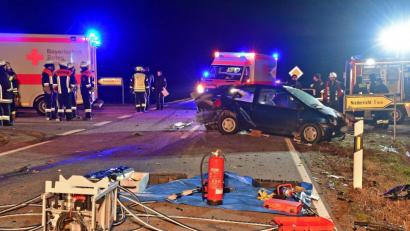 Bild: Petra Hartl
Rettungskräfte sind zu einem Verkehrsunfall auf einer Landstraße bei Röckenricht (Kreis Amberg-Sulzbach) ausgerückt. Insgesamt verzeichnete die Polizei im Jahr 2020 weniger Unfälle und weniger Verkehrstote in der Oberpfalz, allerdings auch mehr tödliche Unfälle auf den Landstraßen.