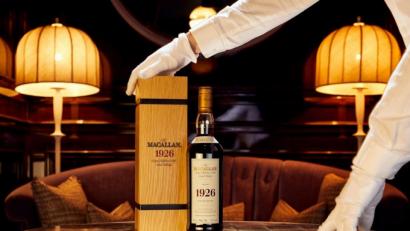 Bild: Peter Dibdin/dpa
Eine Flasche mit 60-Jahre-altem Whisky der Marke „The Macallan 1926 Fine and Rare“.