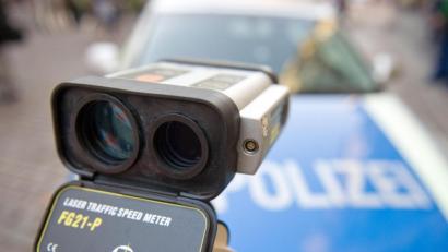 Bild: Bernd Thissen/dpa
Ein Laser-Meßgerät zur Geschwindigkeitskontrolle (Symbolbild): Mit einem Gerät wie diesem hat die Polizei einen Raser ertappt – der mit einem Mofa unterwegs war.