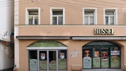 Bild: Wolfgang Steinbacher
Das ehemalige Hussel-Haus in der Georgenstraße soll abgerissen werden. Einen entsprechenden Antrag hat die Stadt bereits genehmigt.