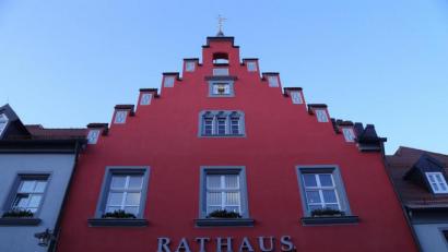 Bild: Roland Wellenhoefer
Das Rathaus in Erbendorf. Die Mitglieder des Stadtrats beschlossen in der Sitzung am Montagabend Änderungen am Bebauungsplan in Wildenreuth.