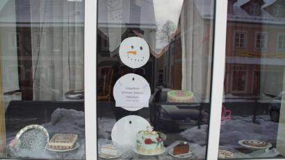 Bild: mmj
Das Schaufenster ist fantasievoll mit geklöppelten Exponaten dekoriert.