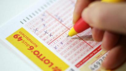 Bild: Jens Wolf/dpa
Ein Bürger aus dem Landkreis Neustadt/WN hat am Samstag im Lotto fast 78 000 Euro gewonnen. Er muss sich nun melden.