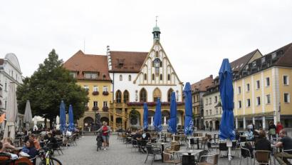Bild: Petra Hartl
Am auffälligsten ist die Gastro-Freiheit am Marktplatz. Die rechten Tischreihen wären vor Corona verboten worden.