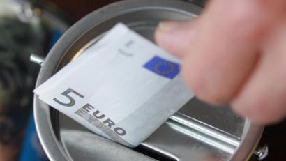 Symbolbild: Bernd Thissen/dpa
Vor Supermärkten in Grafenwöhr und Pfreimd haben Betrüger vorgegeben, Geld für Menschen mit Behinderung zu sammeln. Die Polizei sucht nun Menschen, die ihnen Geld gegeben haben.