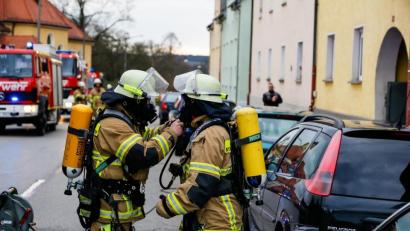 Bild: Hösamer
Atemschutz gehört zur essenziellen Ausstattung der Feuerwehren, wie hier bei einem Einsatz bei einem Kellerbrand. In Schwarzenfeld entsteht eine neue Werkstätte für die Geräte sowie eine neue Übungsstrecke.