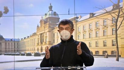 Archivbild: Vít Šimánek/dpa
Andrej Babis, Ministerpräsident von Tschechien, spricht bei einer Pressekonferenz im Anschluss einer außerordentlichen Regierungssitzung zur Lage in der Corona-Pandemie.