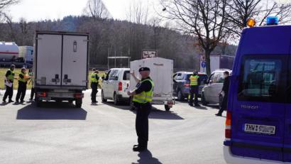 Bild: dob
Auf dem Parkplatz Ulrichsberg Nord der Autobahn A 6 laufen die strikten Einreisekontrollen der Bundespolizei.