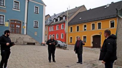 Bild: jma
Jonas Grünes (von links), Tobias Grünes, Dieter Kies und Bürgermeister Marcus Gradl diskutieren am Stadtberg über eine bessere Akustik beim Bürgerfest.