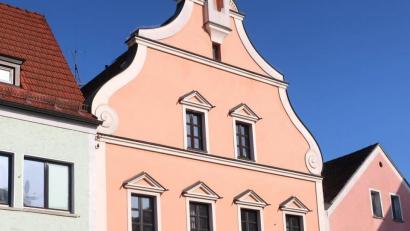 Bild: Hirsch
In dieses historische Gebäude in der Friedrich-Ebert-Straße wird im Parterre das Tourismusbüro und im Obergeschoss das Kulturamt der Stadt einziehen.
