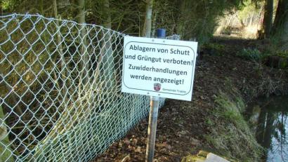 Bild: bjp
Schilder verbieten schon jetzt Abfallablagerungen an Heindlweiher und Grünbach. Mit einem Rundschreiben will Bürgermeisterin Pepiuk die Weiheranrainer daran erinnern, dass Gartenabfälle ausschließlich in Tonnen und Grüngutcontainer gehören.
