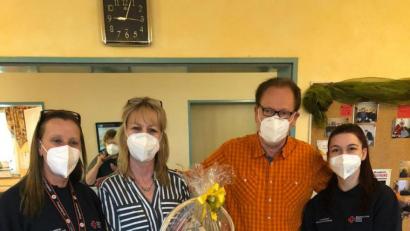 Bild: BRK-Kreisverband Amberg-Sulzbach/exb
Birgit Schaller (links) und Nadine Schmelzer (rechts) vom BRK übergaben den Geschenkkorb an Einrichtungsleiter Peter Abraham und Pflegedienstleiterin Kirsten Wallborn (Zweite von links).