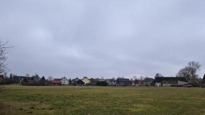 Bild: sne
In Gößenreuhth soll zwischen Heidweg und Mühlweg ein neues Wohngebiet entstehen. Noch liegt die Fläche brach da.