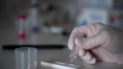 Bild: Sebastian Gollnow/dpa
Freiwillige könnten bei der Abnahme von Schnelltests in vielen Einrichtungen eine wertvolle Hilfe sein.