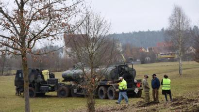 Bild: bö
Combined Resolve XV in Schmidmühen:. Gehörig verfranst hat sich ein Tanklaster der US-Armee in Schmidmühlen. Das Navi des Fahrers hat ihn wohl in die Flutmulde der Hochwasserfreilegung gelotst.