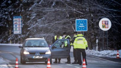 Bild: Matthias Balk/dpa
Die Bundespolizei kontrolliert bei Mähring (Kreis Tirschenreuth) Einreisende aus Tschechien. Die verschärften deutschen Einreiseregeln zu Tschechien gelten seit 14. Februar.