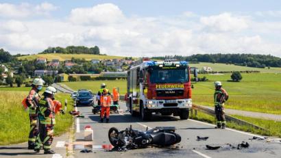 Archivbild: sche
Auch in Coronazeiten sind die Mitglieder der Feuerwehr Freudenberg gefordert, wie hier am 26. Juni bei einem Verkehrsunfall nahe Paulsdorf.