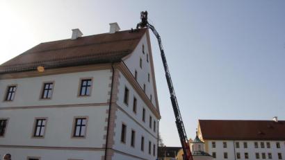 Bild:  kro
Ein imposanter Einsatz der Waldsassener Feuerwehr am Dach des Finanzamtes. Letztendlich musste die Aktion aber abgebrochen werden.