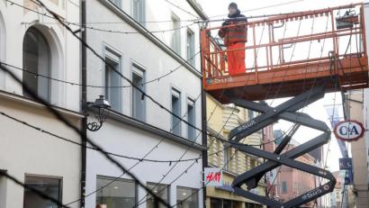 Bild: Wolfgang Steinbacher
Seit Montag sind Mitarbeiter des Amberger Betriebshofs dabei, die Winterbeleuchtung in der Altstadt abzuhängen.