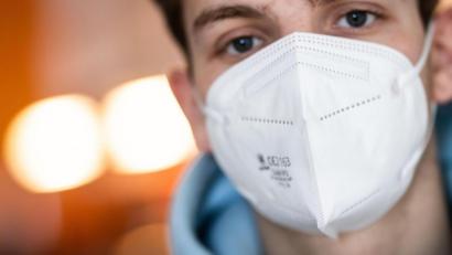 Symbolbild: Frank Rumpenhorst/dpa
Ab sofort gilt die Maskenpflicht auch am Sonntag in der Fußgängerzone in Weiden. Immer mittwochs und samstags braucht es gar eine FFP2-Maske.