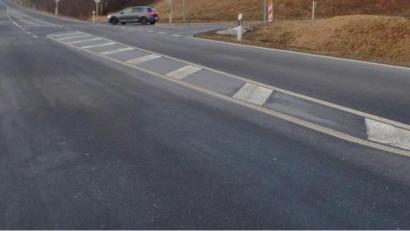Bild: br
Auf der Schrägstrichgattermarkierung (Bildmitte) auf der Staatsstraße 2181 soll eine barrierefreie und behindertengerechte Überquerungshilfe für Fußgänger und Radfahrer geschaffen werden.