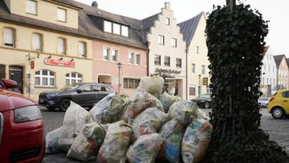 Bild: kaz
Auf dem Kemnather Stadtplatz stapeln sich die Gelben Säcke. Die Bewohner sollen mit Wurfzetteln auf die Problematik aufmerksam gemacht werden.