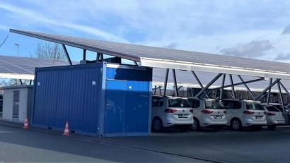 Bild: stg
Die mit Modulen bestückten Carport-Dächer unterhalb der Firma Siemens bilden das Kernstück der KEM Solarport GmbH.