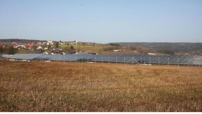 Bild: wro
Die Arbeiten an der neuen Freiflächen-Photovoltaikanlage zwischen Wiesau und Fuchsmühl sind nahezu abgeschlossen. Für ein derartiges Projekt auf Falkenberger Gemeindegebiet liegen noch keine konkreten Pläne vor, allerdings führte der Marktgemeinderat eine Grundsatzdiskussion zu dem Thema.