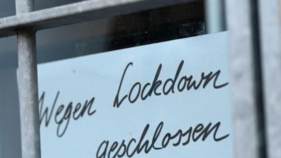Bild: Arne Dedert/dpa
„Wegen Corona geschlossen“ - das wollen viele Einzelhändler nicht mehr länger hinnehmen.