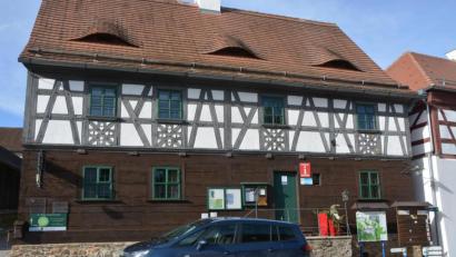 Bild: jr
Die Gästeinformation (Bild) und das Rathaus Bad Neualbenreuth wird noch heuer mit einem Glasfaseranschluss bis in die Gebäude angebunden. Die Arbeiten sollen im zweiten und dritten Quartal durchgeführt werden.