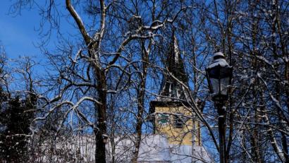 Bild: le
Blauer Himmel, gelbe Fassaden, weiße Kulisse. Schöner kann ein Gotteshaus im Winter nicht zur Geltung kommen.