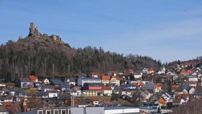 Bild: Bernhard Neumann
Im Süden von Flossenbürg, nahe des Ortseingangs und am Fuße der Burgruine, siedelte sich 1977 die Leichtmetallgießerei Schulte & Schmidt an. Zuvor gab es bereits eine Produktionsstätte im Ortsteil Altenhammer.