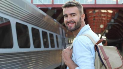 Bild: Adobe Stock 170268627
Junger Single auf Reisen