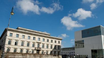 Bild: Sven Hoppe
Der ehemalige Führerbau (l) und das NS-Dokumentationszentrums. Foto: picture alliance / dpa/Archivbild