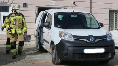 Bild: Hirsch
Die Feuerwehr band die ausgelaufene Batteriesäure.