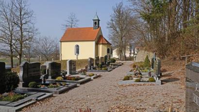 Bild: twi
Erdbestattungen werden immer weniger. Nach Grabauflösungen sollen in den Lücken Urnengrabfelder angelegt werden. Auch Urnenbaumgräber können künftig gewählt werden.