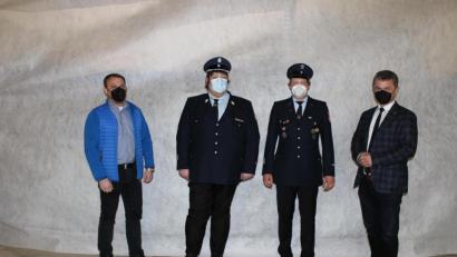 Bild: pko
Die Wahl ging schnell über die Bühne: Bürgermeister Martin Birner (von rechts) gratuliert dem ersten Kommandanten Thomas Wendl und seinem Stellvertreter Bernhard Drösel. Links im Bild Feuerwehrbeauftragter Harald Klatzka.