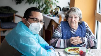 Archivbild: hbe
Im Caritasheim St. Barbara in Sulzbach-Rosenberg hat die Bundeswehr bereits in einer Notlage ausgeholfen. Oberstabsgefreiter Jeremy Reed nahm sich damals Zeit, um Bewohnern beim Mittagessen Gesellschaft zu leisten.