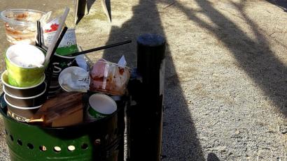 Bild: R. Kreuzer
Ein überquellender Abfallkorb in der Weidener Fußgängerzone. Ein Beleg dafür, wie viele Menschen am Sonntag unterwegs waren. Die Polizei kontrolliert auch an solchen Tagen.