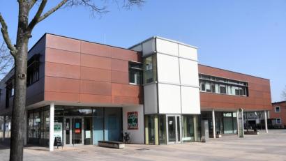 Bild: Gabi Schönberger
Drinnen laufen die letzten Arbeiten in den neuen Räumen, die ein Teil der Mitarbeiter des Sozialdezernats im Stadtteilzentrum "Neue Mitte" ab 3. März nutzen werden.