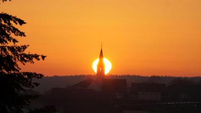 Bild: ind
Die Kirche von Gebenbach glüht im Abendrot.