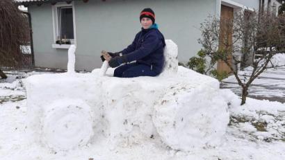 Bild: exb
Markus Ehbauer aus Poppenricht auf seinem Werk aus Schnee.
