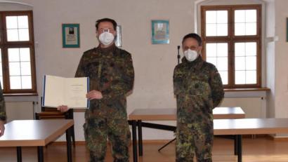 Bild: bö
Der Hohenburger Bürgermeister Florian Junkes (2.v.links) ist auch engagierter Reservist. Jetzt wurde er zum Stabsfeldwebel der Reserve befördert. Links der stellv. Kommandeur des Regionalstab TerrAufg Ost aus Bogen, Oberstleutnant Thorsten Klapp, sowie Oberstleutnant der Reserve Ludwig Nerb (2.v.re) und Stabsfeldwebel der Reserve Johann Geitner, die allesamt beim Kreisverbindungskommando Amberg-Sulzbach beordert sind.