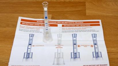 Bild: Katja Sponholz/dpa
Die Utensilien für einen HIV-Selbsttest liegen auf einem Tisch.