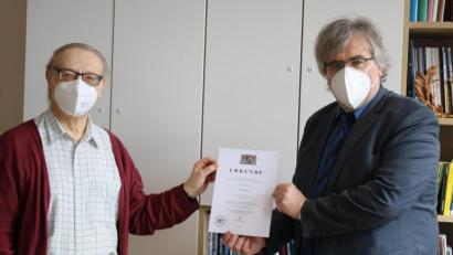 Bild: Luisenburg-Gymnasium/exb
Den Dank des Kultusministeriums übermittelte Schulleiter Oberstudiendirektor Joachim Zembsch an Studiendirektor Uwe Göbel (rechts) anlässlich dessen Verabschiedung in den Ruhestand.