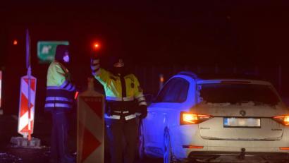 Bild: Slavomír Kubeš/CTK/dpa
Polizisten kontrollieren nach Mitternacht Autofahrer an einem Kontrollpunkt auf der Autobahn D6 in der Region Karlsbad nach einem Regierungsbeschluss zur Abriegelung der Bezirke Cheb und Sokolov wegen der raschen Ausbreitung des Coronavirus.